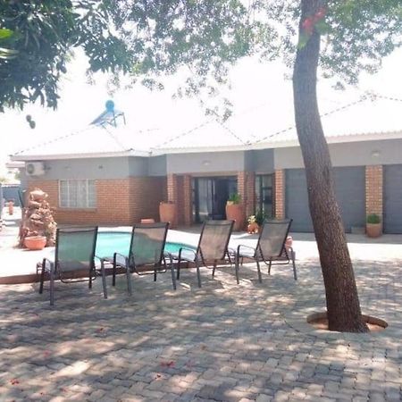 Chitova'S Guesthouse Victoria Falls Ngoại thất bức ảnh