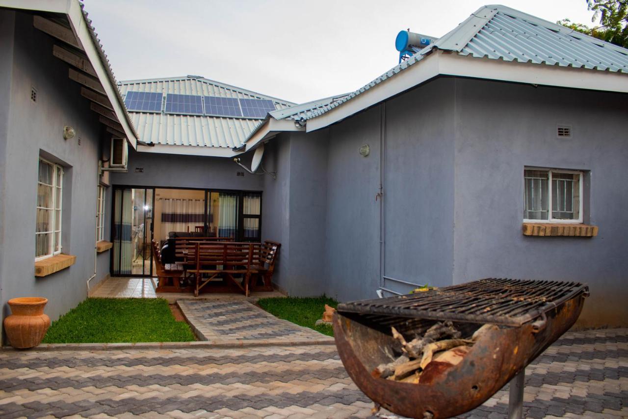 Chitova'S Guesthouse Victoria Falls Ngoại thất bức ảnh
